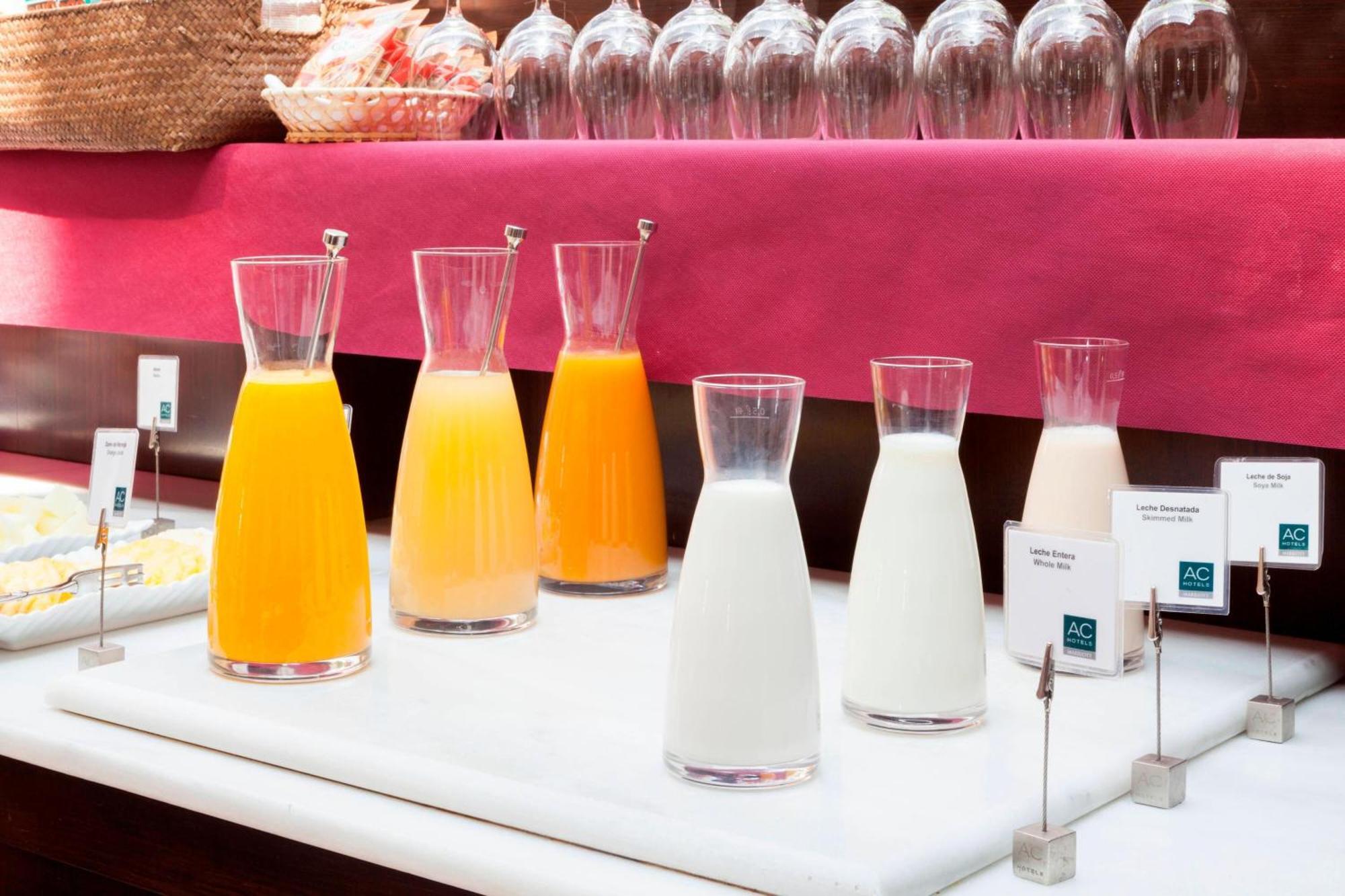 Ac Hotel Palacio De Santa Ana By Marriott Valladolid Exteriér fotografie Juice and milk at a buffet