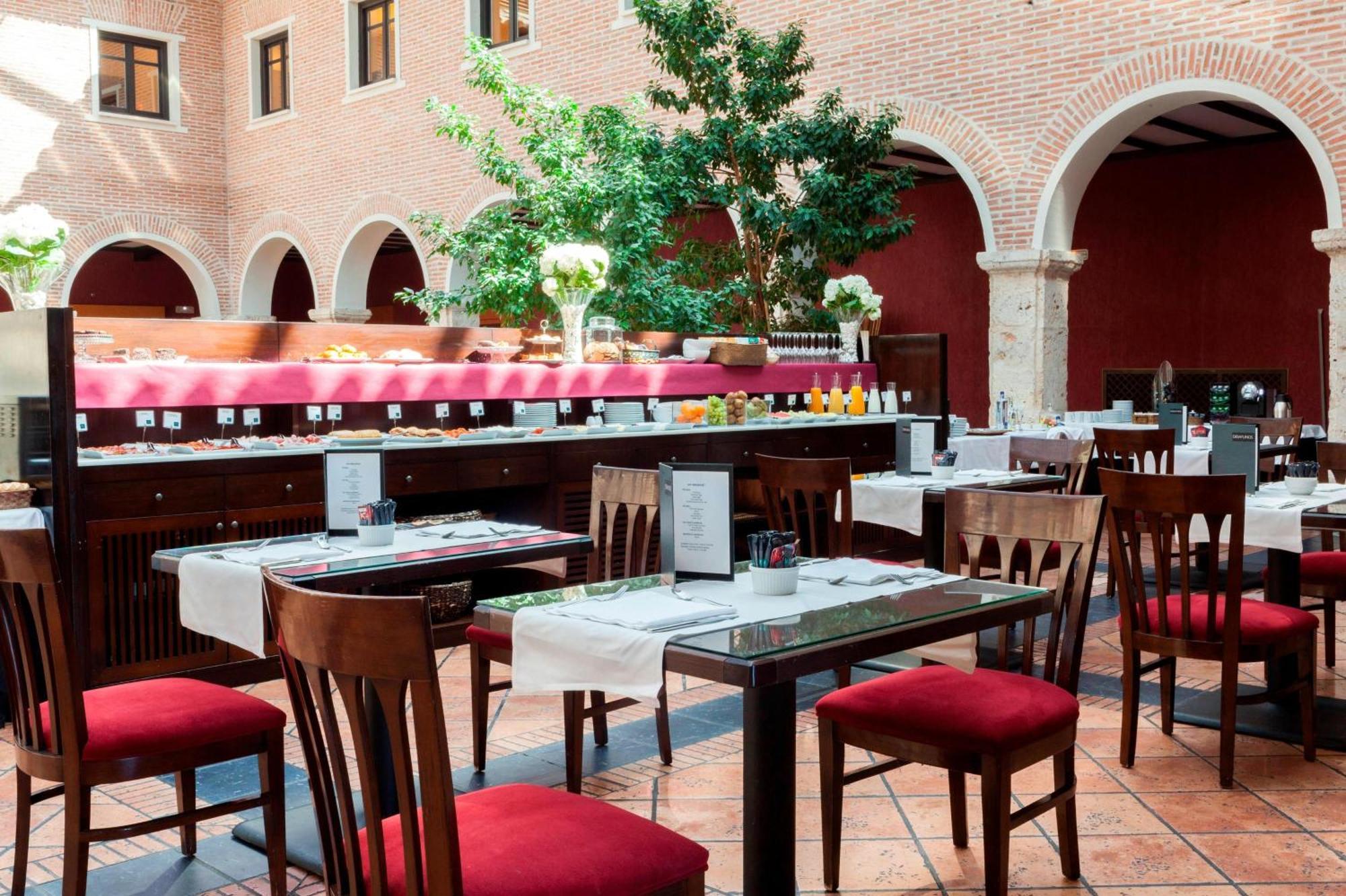 Ac Hotel Palacio De Santa Ana By Marriott Valladolid Exteriér fotografie Restaurant in the hotel