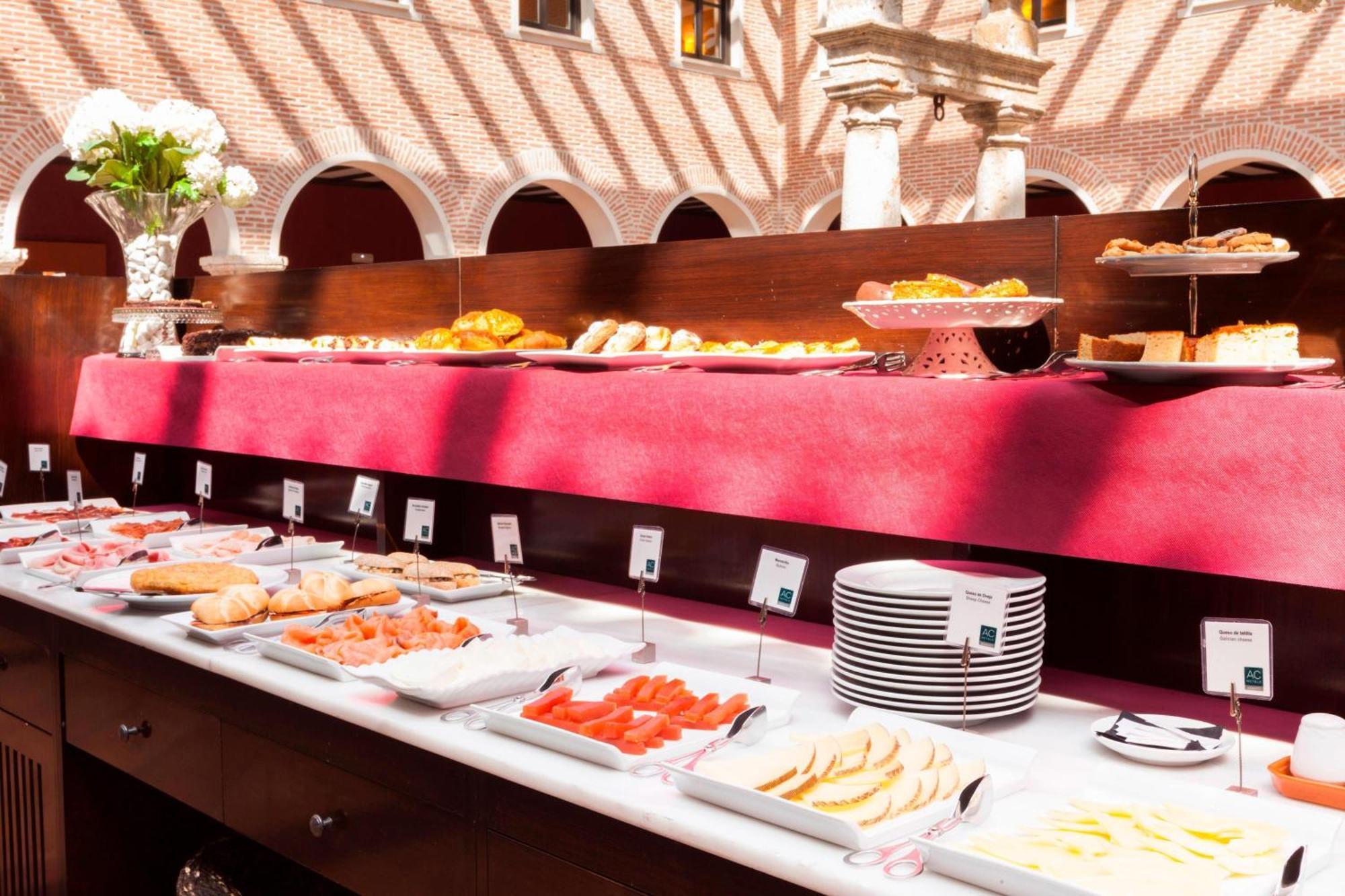 Ac Hotel Palacio De Santa Ana By Marriott Valladolid Exteriér fotografie A buffet at a hotel