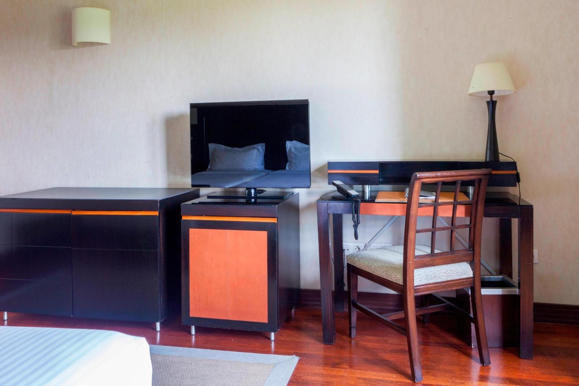 Ac Hotel Palacio De Santa Ana By Marriott Valladolid Exteriér fotografie A television in a hotel room