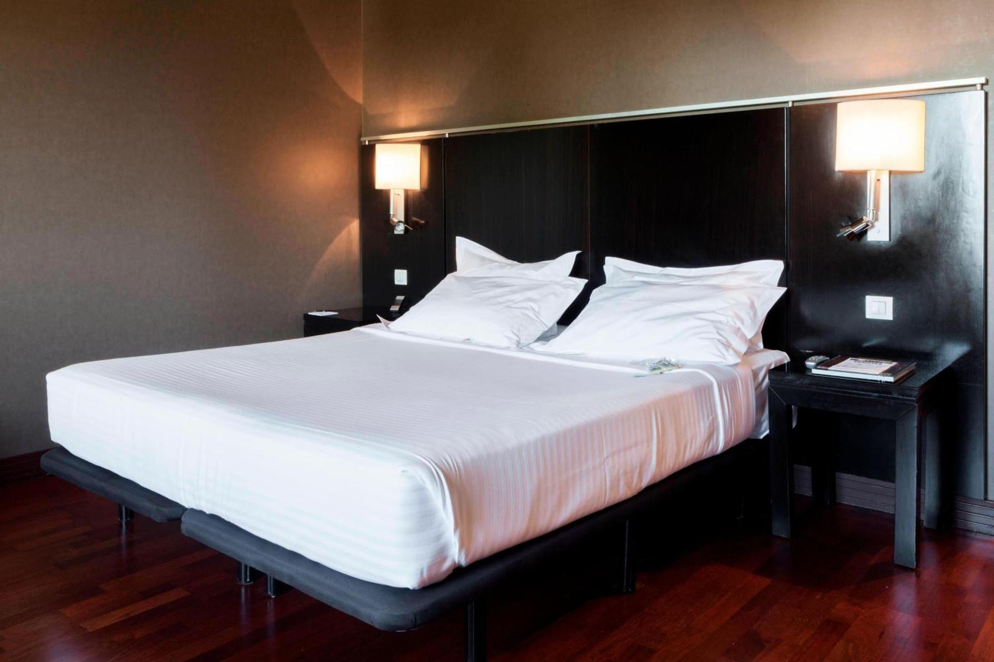 Ac Hotel Palacio De Santa Ana By Marriott Valladolid Exteriér fotografie A room at the hotel