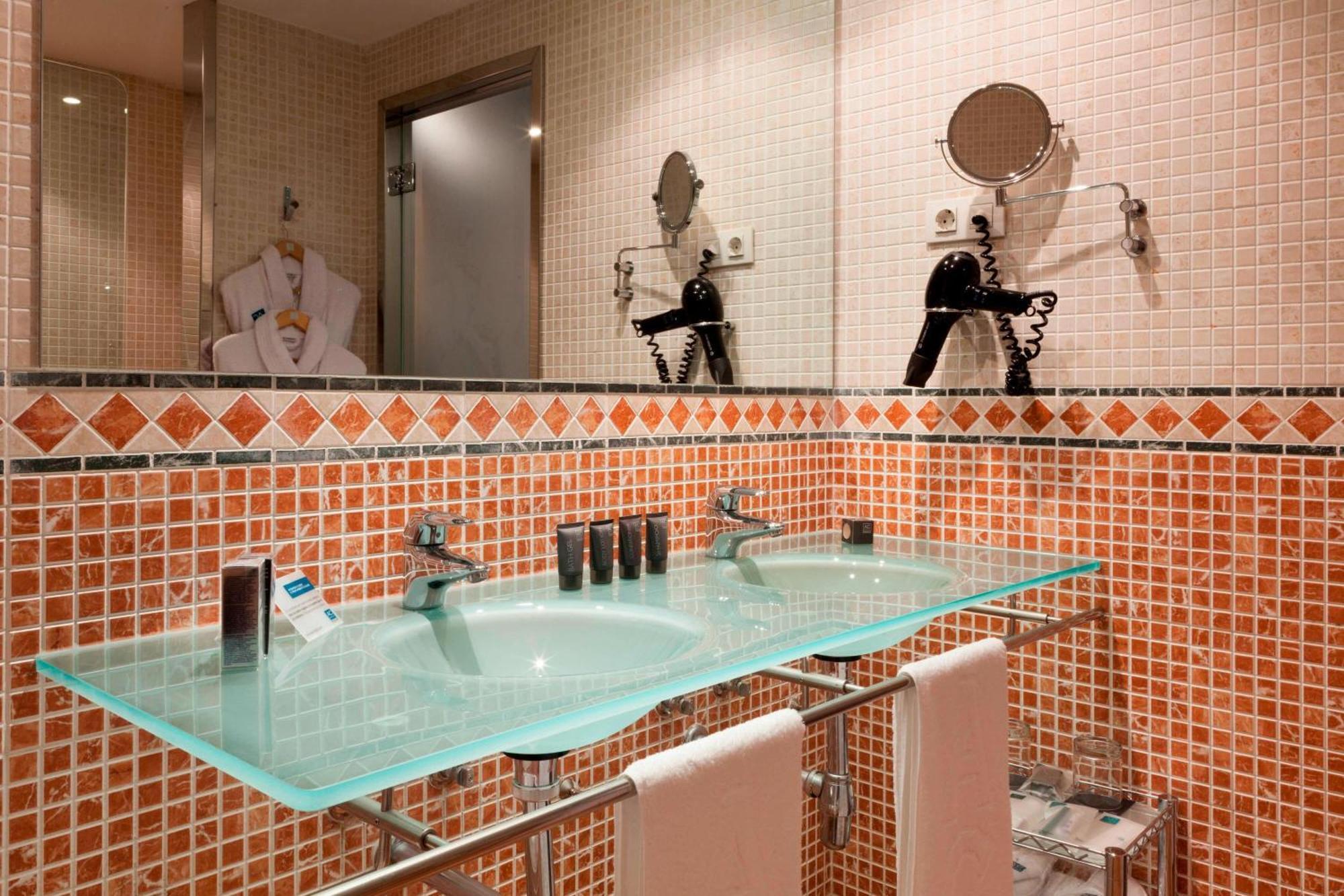 Ac Hotel Palacio De Santa Ana By Marriott Valladolid Exteriér fotografie Bathroom with glass countertop