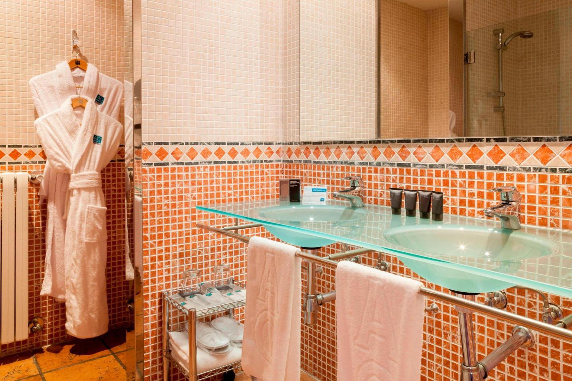 Ac Hotel Palacio De Santa Ana By Marriott Valladolid Exteriér fotografie Bathroom