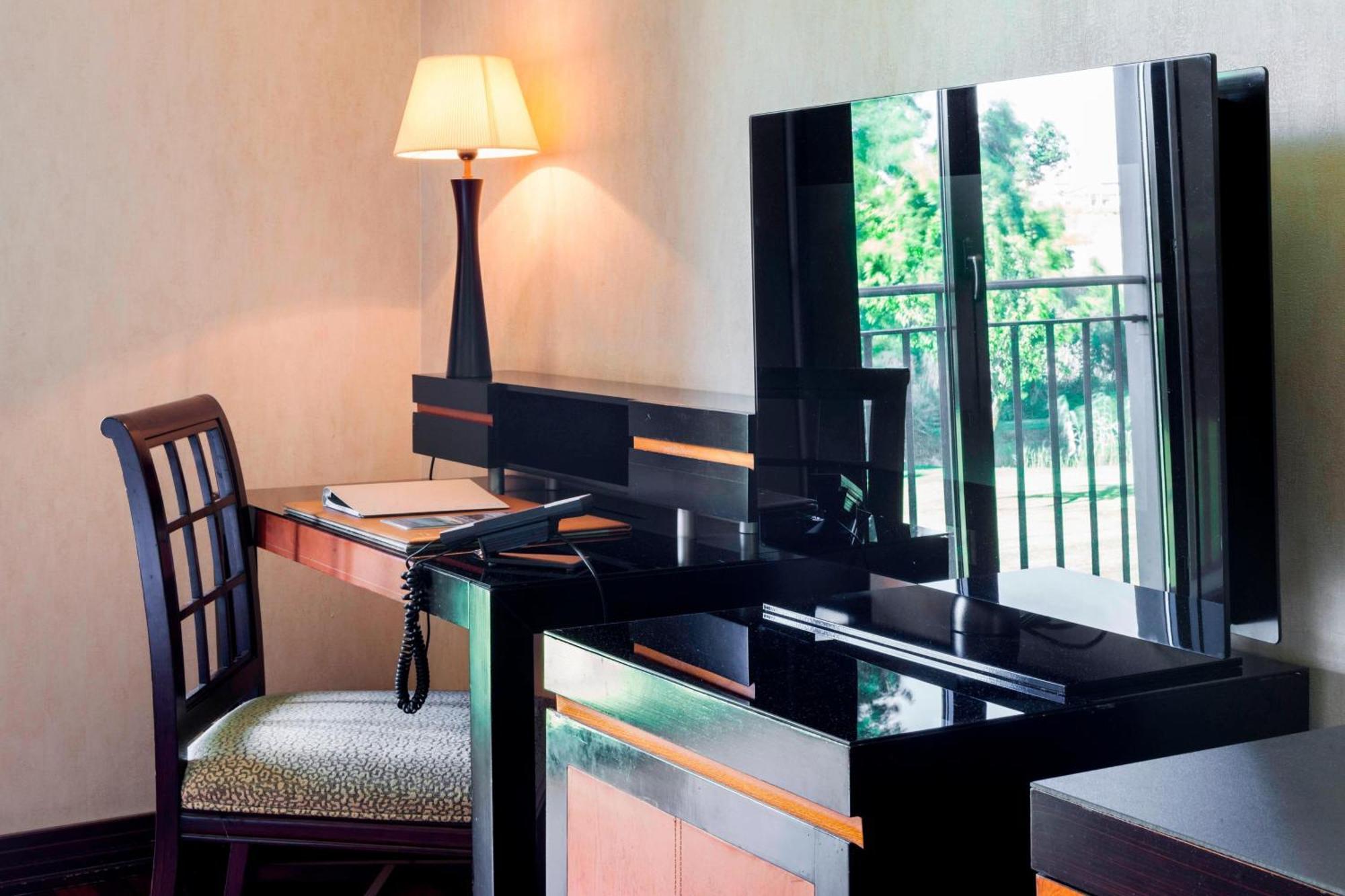 Ac Hotel Palacio De Santa Ana By Marriott Valladolid Exteriér fotografie A typical work desk in a hotel room